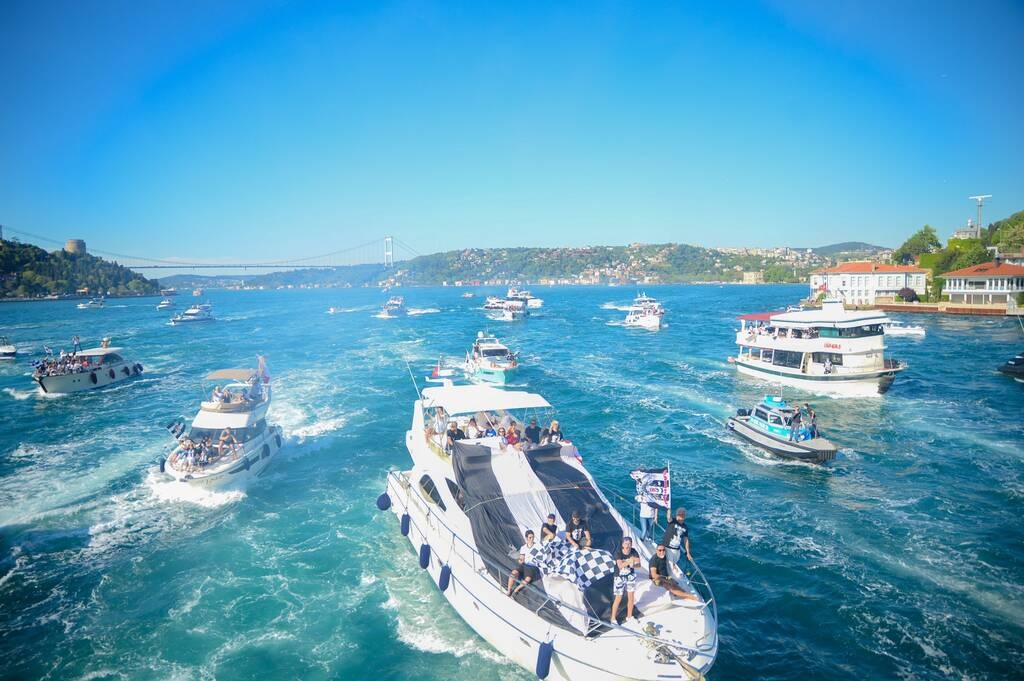 Χαμός στον Βόσπορο για την Μπεσίκτας: Φιέστα με σκάφη για το πρωτάθλημα (video+photos)