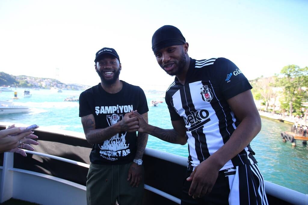 Χαμός στον Βόσπορο για την Μπεσίκτας: Φιέστα με σκάφη για το πρωτάθλημα (video+photos)