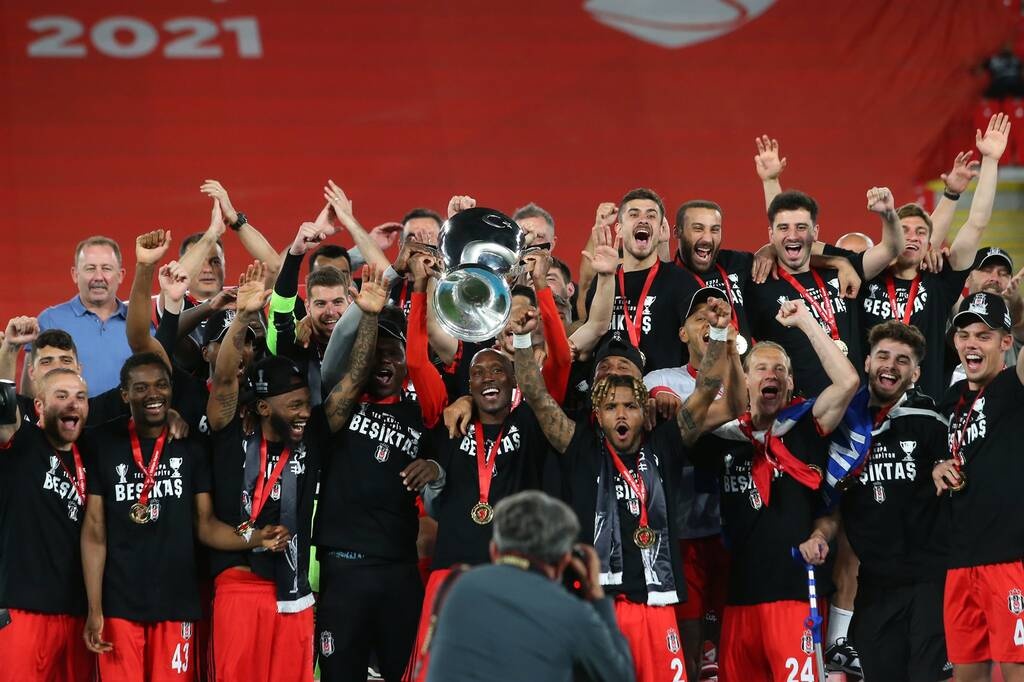 Χαμός στον Βόσπορο για την Μπεσίκτας: Φιέστα με σκάφη για το πρωτάθλημα (video+photos)