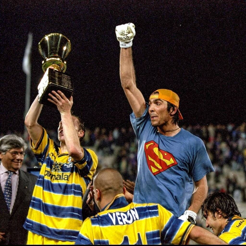 Μπουφόν: Πήρε την… κούπα με πατέρα και γιο! (Photos)