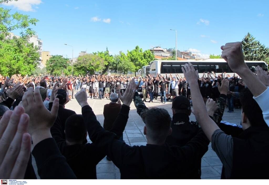 ΠΑΟΚ: Απίθανο σκηνικό στην Τούμπα - Οπαδοί... σήκωσαν το αμάξι του Πασχαλάκη (videos+photos)