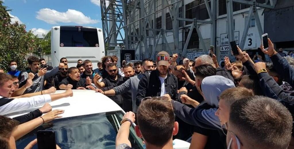 ΠΑΟΚ: Απίθανο σκηνικό στην Τούμπα - Οπαδοί... σήκωσαν το αμάξι του Πασχαλάκη (videos+photos)