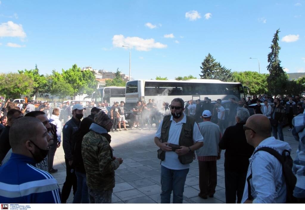 ΠΑΟΚ: Απίθανο σκηνικό στην Τούμπα - Οπαδοί... σήκωσαν το αμάξι του Πασχαλάκη (videos+photos)