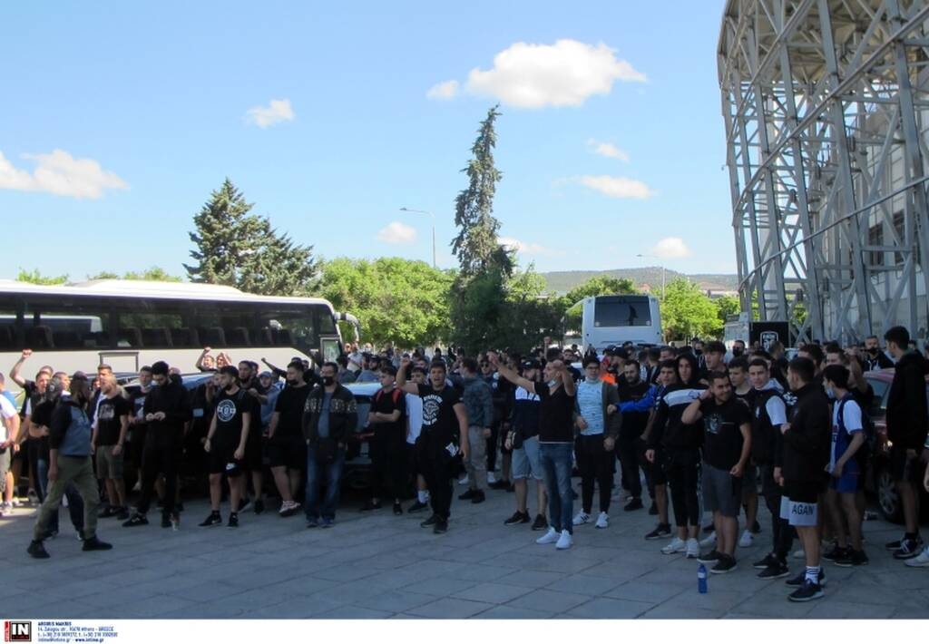 ΠΑΟΚ: Απίθανο σκηνικό στην Τούμπα - Οπαδοί... σήκωσαν το αμάξι του Πασχαλάκη (videos+photos)