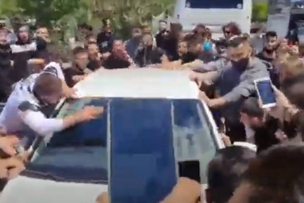 ΠΑΟΚ: Απίθανο σκηνικό στην Τούμπα - Οπαδοί... σήκωσαν το αμάξι του Πασχαλάκη (videos+photos)