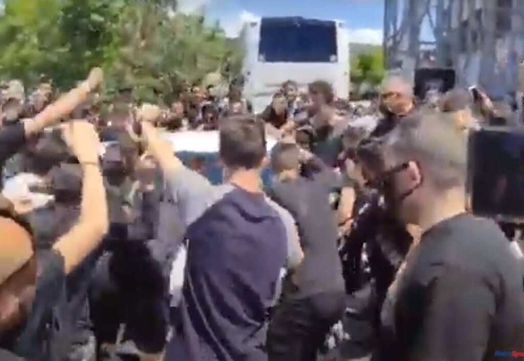 ΠΑΟΚ: Απίθανο σκηνικό στην Τούμπα - Οπαδοί... σήκωσαν το αμάξι του Πασχαλάκη (videos+photos)