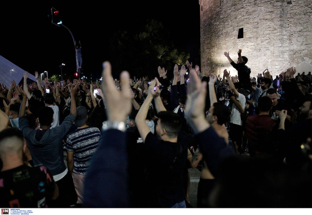 Τρέλα για την κούπα - Στον Λευκό Πύργο οπαδοί του ΠΑΟΚ (video+photos)