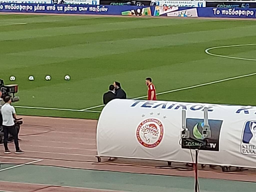 Ολυμπακός-ΠΑΟΚ: Στον αγωνιστικό χώρο ο Μαρινάκης – Τα είπε με Φορτούνη