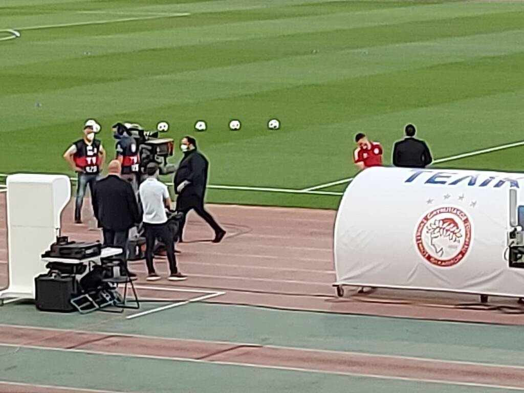 Ολυμπακός-ΠΑΟΚ: Στον αγωνιστικό χώρο ο Μαρινάκης – Τα είπε με Φορτούνη