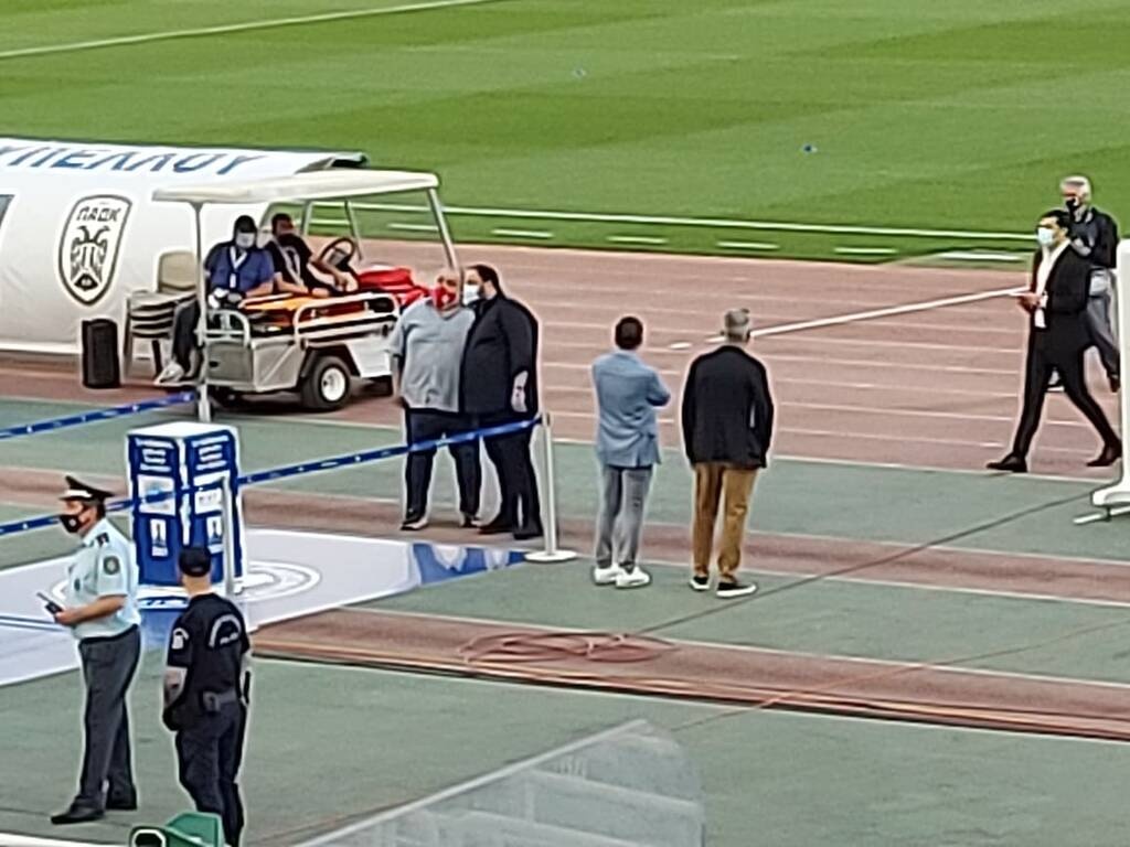 Ολυμπακός-ΠΑΟΚ: Στον αγωνιστικό χώρο ο Μαρινάκης – Τα είπε με Φορτούνη