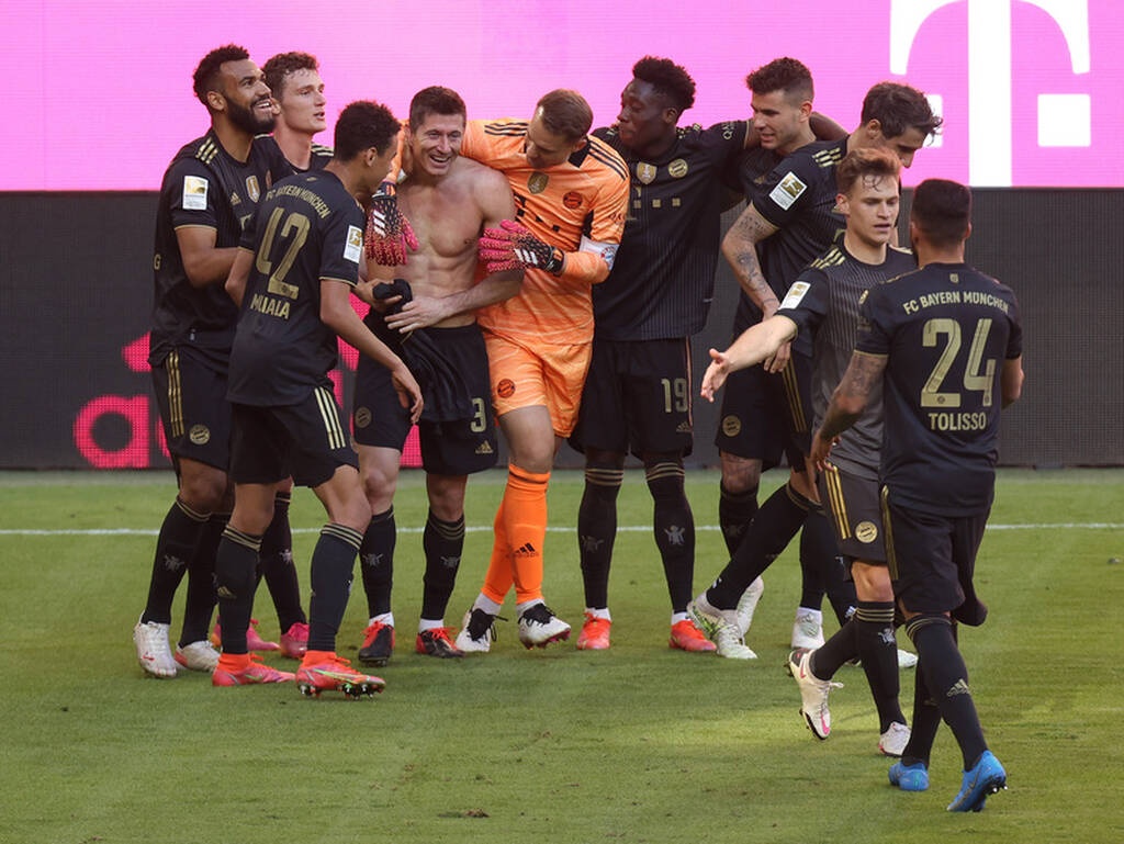 Ο Λεβαντόφσκι ξεπέρασε τον Μίλερ, τρέλα για τον Πολωνό κι απονομή για το 31o! (video+photos)