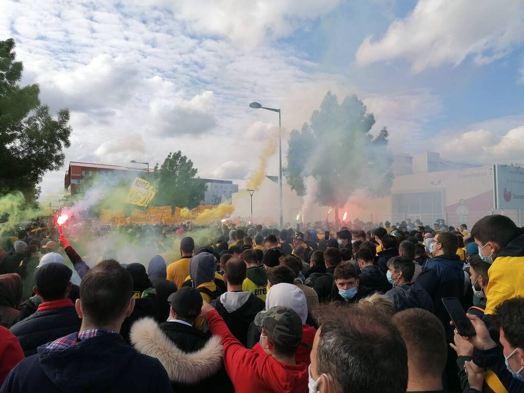 Ligue 1: Μακάβριο μήνυμα των οπαδών της Ναντ για τον ιδιοκτήτη της ομάδας! (video+photos)