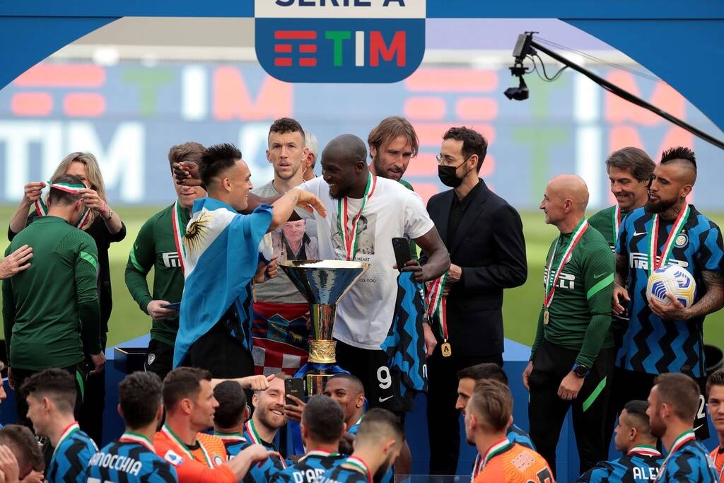 Ίντερ: Η απονομή και οι χιλιάδες κόσμου στο «Τζουζέπε Μεάτσα»! (Videos+Photos)