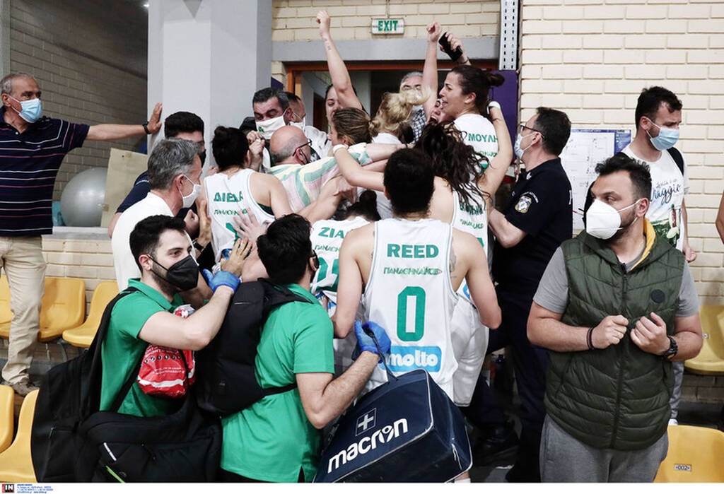 Ολυμπιακός-Παναθηναϊκός: Το «πράσινο» γλέντι στα αποδυτήρια του ΣΕΦ - Υποδοχή στη Λεωφόρο (photos)