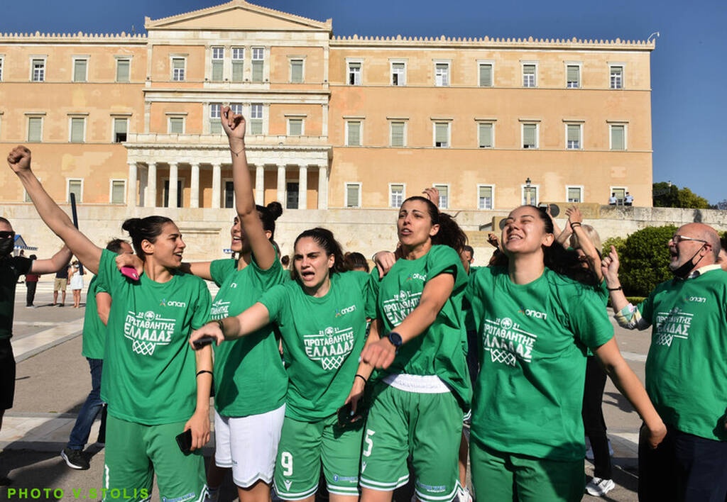 Παναθηναϊκός: Οι Πρωταθλήτριες στο Σύνταγμα και η υποδοχή στη Λεωφόρο (photos)