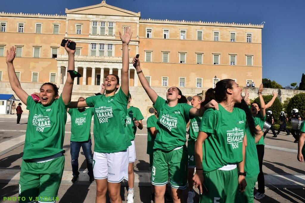 Παναθηναϊκός: Οι Πρωταθλήτριες στο Σύνταγμα και η υποδοχή στη Λεωφόρο (photos)
