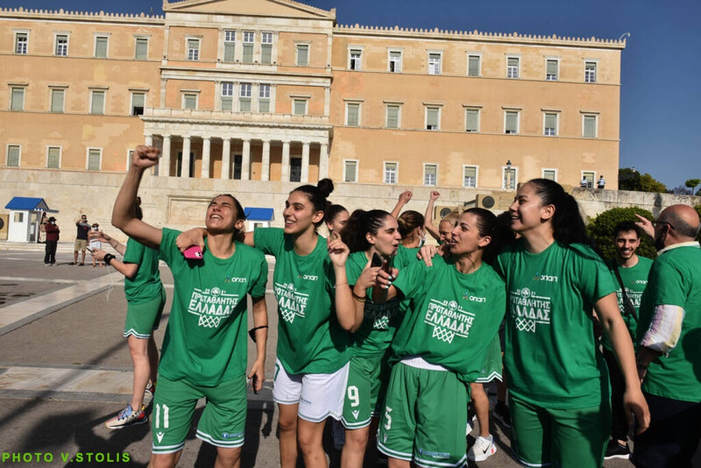 Παναθηναϊκός: Οι Πρωταθλήτριες στο Σύνταγμα και η υποδοχή στη Λεωφόρο (photos)
