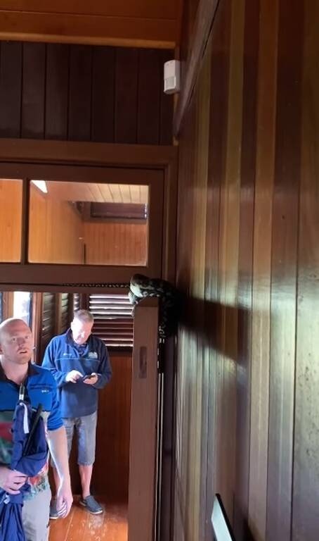 Πήγε να δει τον πατέρα της - «Πάγωσε» μόλις είδε τι ήταν πάνω από την πόρτα (photos+video)