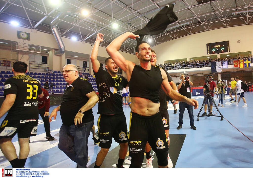 Η στιγμή της απονομής του ευρωπαϊκού τροπαίου στην ΑΕΚ και οι πανηγυρισμοί (videos)