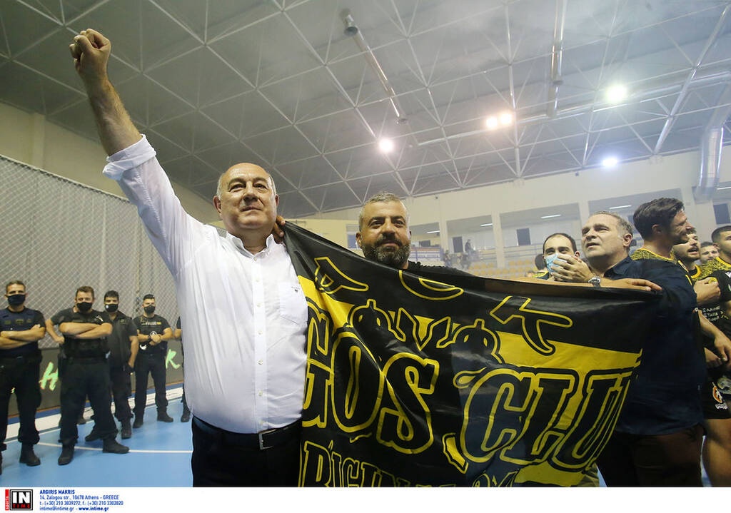 Η στιγμή της απονομής του ευρωπαϊκού τροπαίου στην ΑΕΚ και οι πανηγυρισμοί (videos)