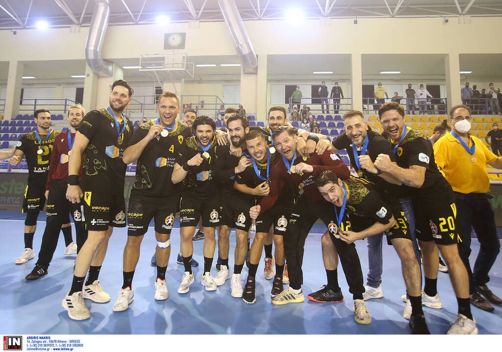 Η στιγμή της απονομής του ευρωπαϊκού τροπαίου στην ΑΕΚ και οι πανηγυρισμοί (videos)