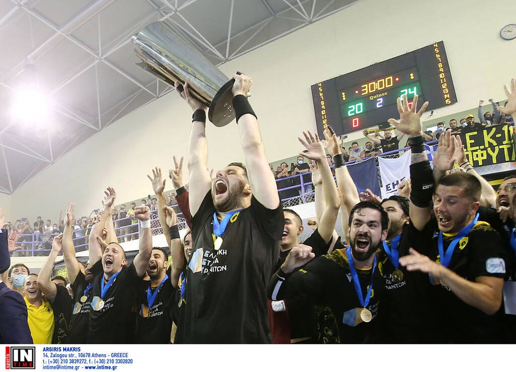 Η στιγμή της απονομής του ευρωπαϊκού τροπαίου στην ΑΕΚ και οι πανηγυρισμοί (videos)