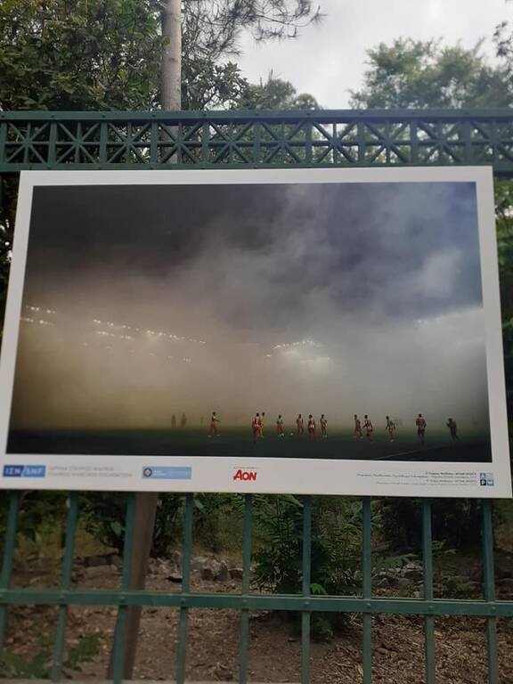 Απορία για την «ερυθρόλευκη» υπερπροβολή στο κέντρο της Αθήνας - Τι λέει ο Δήμος (photos+video)