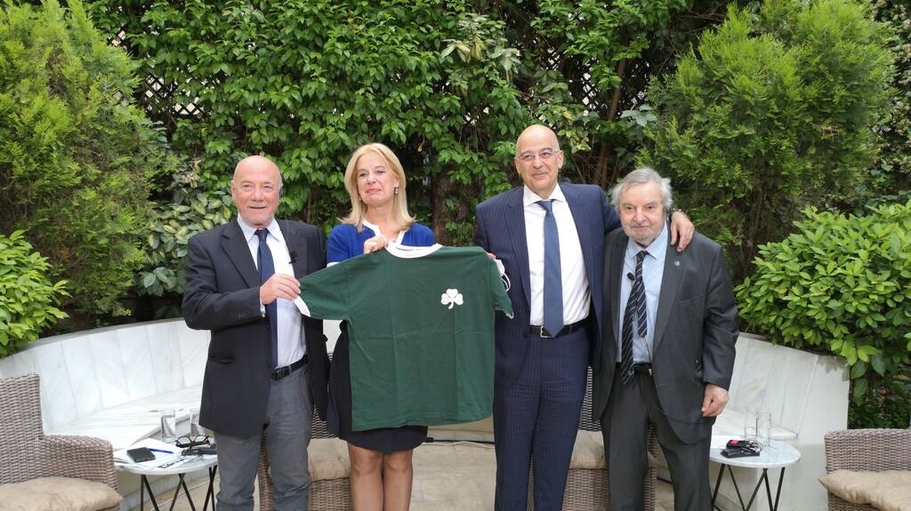 Δένδιας: «Ξαναζούμε σήμερα τα 50 χρόνια από τον ιστορικό τελικό του Γουέμπλεϊ» (photos)