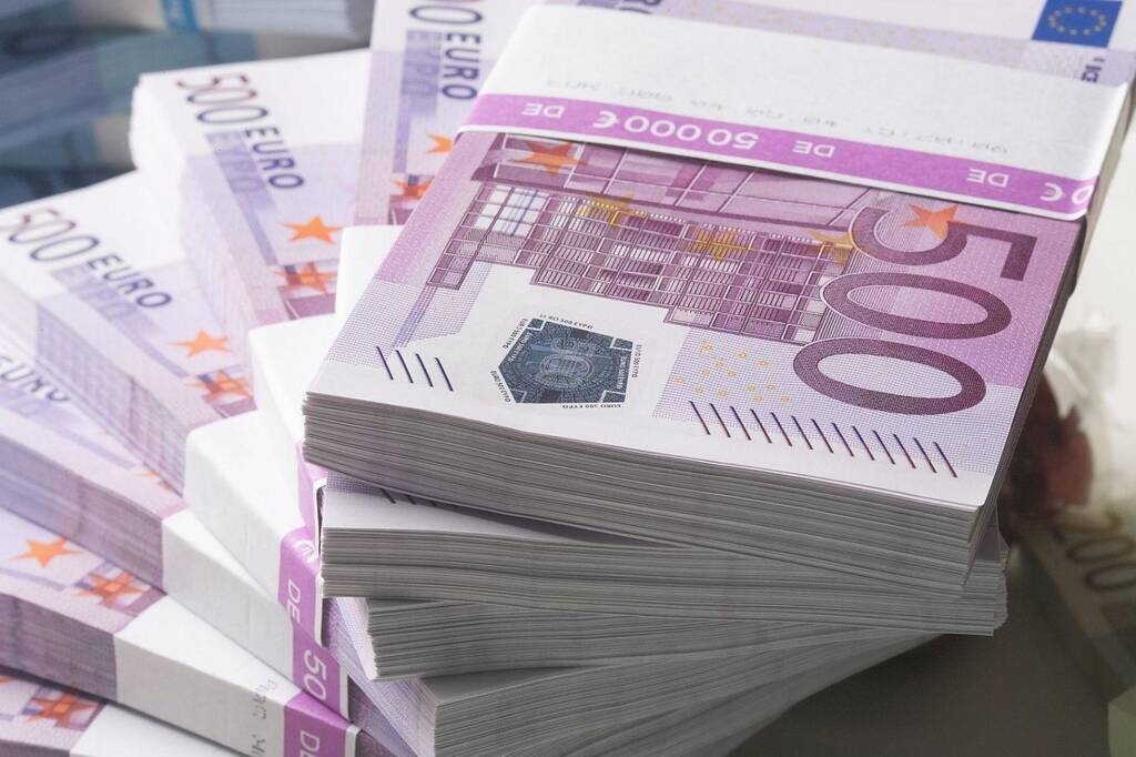Απίστευτο: Αγόρασε ντουλάπα και βρήκε... τρελά λεφτά μέσα (photos)
