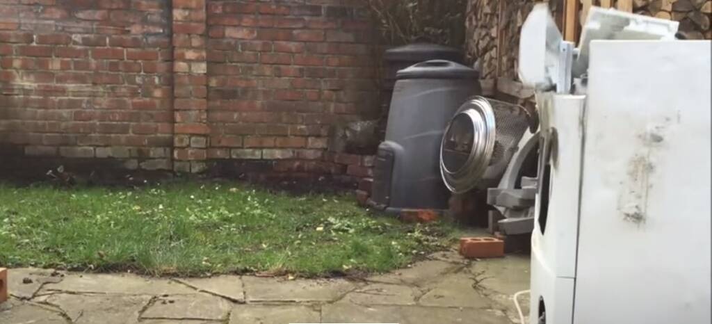 Έβαλε μέσα στο πλυντήριο ένα τούβλο και δεν πίστευε αυτό που συνέβη (video+photos)