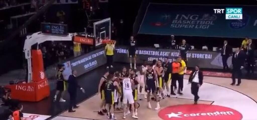 Άναψαν τα αίματα στο Εφές-Φενέρμπαχτσε - Αρπάχτηκαν Μαχμούτογλου και Σίνγκλετον (video+photos)