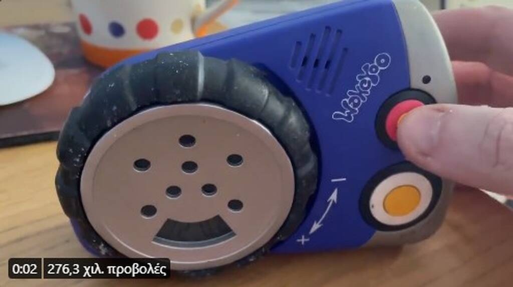 Έφτιαχνε τα πράγματα στην αποθήκη και βρήκε κάτι που του ξύπνησε αναμνήσεις (video+photos)