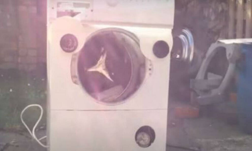 Έβαλε μέσα στο πλυντήριο ένα τούβλο και δεν πίστευε αυτό που συνέβη (video+photos)