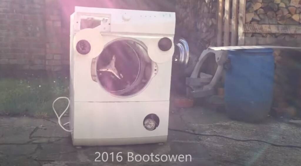 Έβαλε μέσα στο πλυντήριο ένα τούβλο και δεν πίστευε αυτό που συνέβη (video+photos)