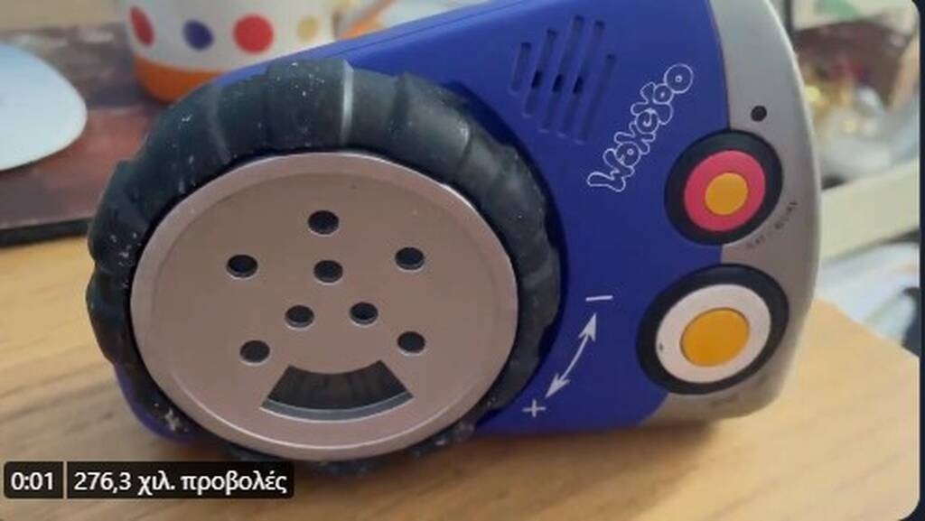 Έφτιαχνε τα πράγματα στην αποθήκη και βρήκε κάτι που του ξύπνησε αναμνήσεις (video+photos)