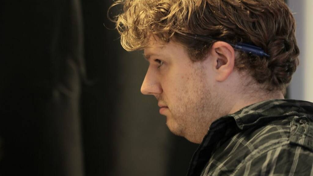 Έφτιαχνε τα πράγματα στην αποθήκη και βρήκε κάτι που του ξύπνησε αναμνήσεις (video+photos)