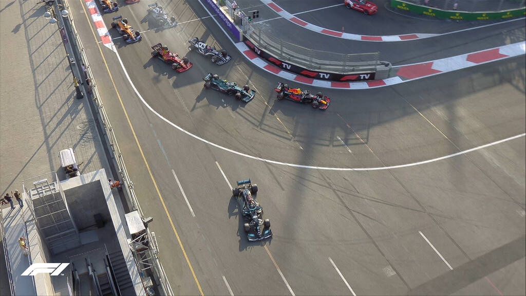 F1: Μυθική γκάφα του Χάμιλτον - Έφυγε σε λάθος στροφή (video+photos)