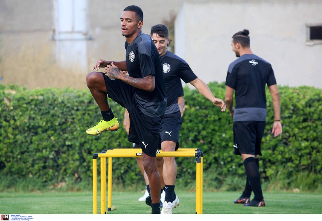 ΟΦΗ: Δείχνει την έξοδο σε ξένο ταλαντούχο παίκτη! (photos)