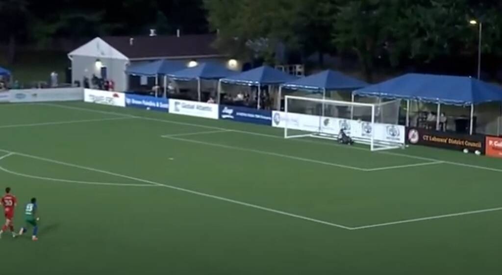 Μυθικό γκολ στην Super League 2 των ΗΠΑ - Σκόραρε πίσω από τη σέντρα (video)