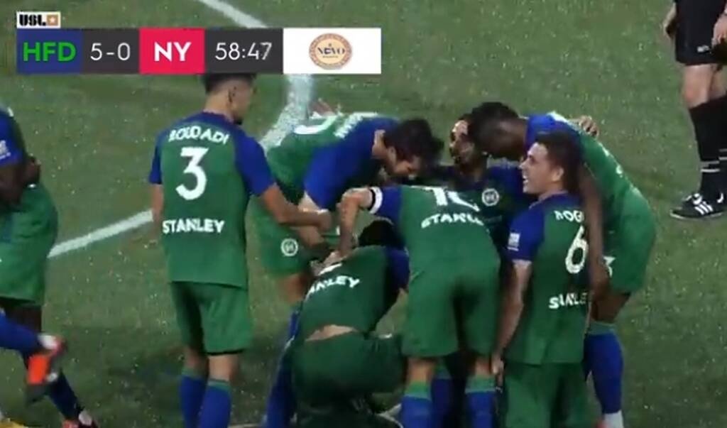 Μυθικό γκολ στην Super League 2 των ΗΠΑ - Σκόραρε πίσω από τη σέντρα (video)