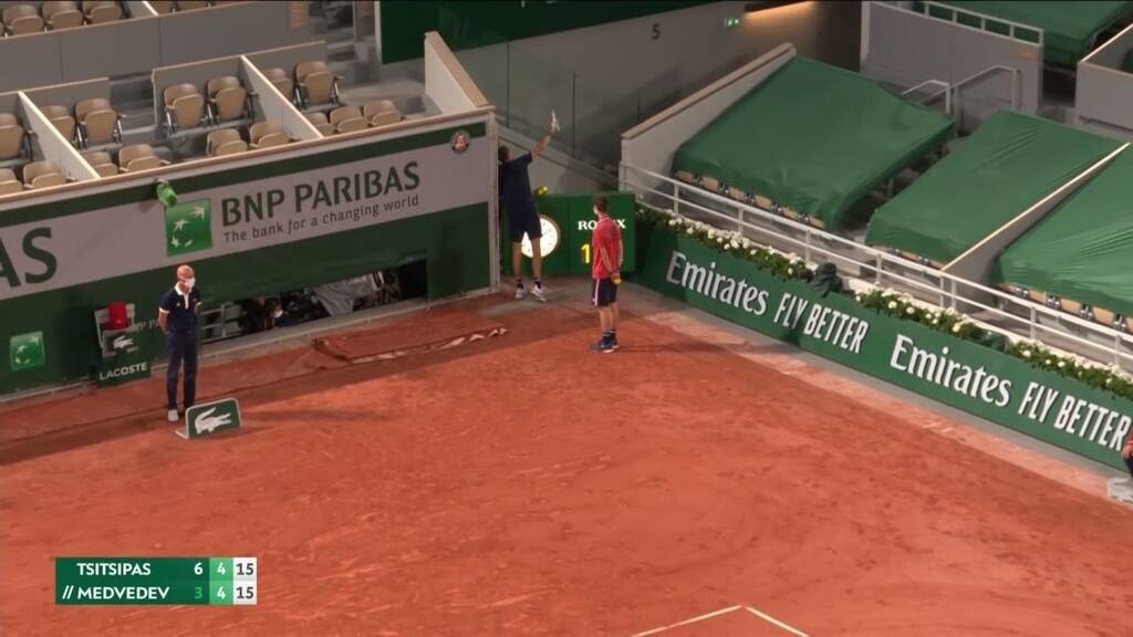 Τσιτσιπάς - Roland Garros: Έξαλλος ο Μεντβέντεφ, έβαλε τις φωνές στους Γάλλους (video)