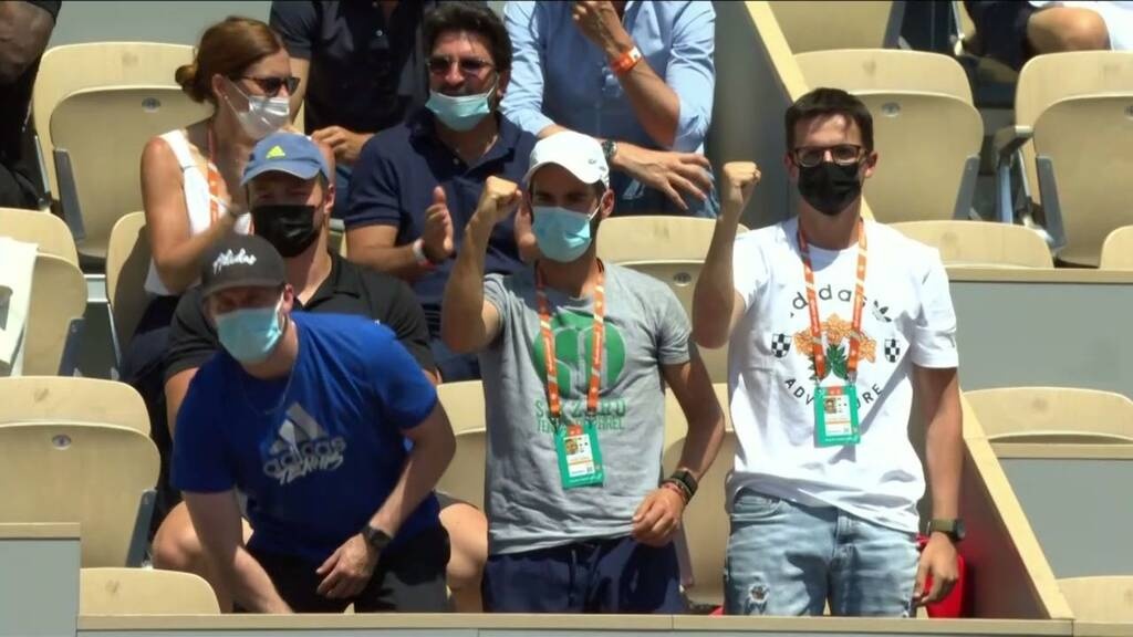 Σάκκαρη - Roland Garros: Οι πανηγυρισμοί Κ. Μητσοτάκη για το 1-0 με Σβιάτεκ (photos+video)