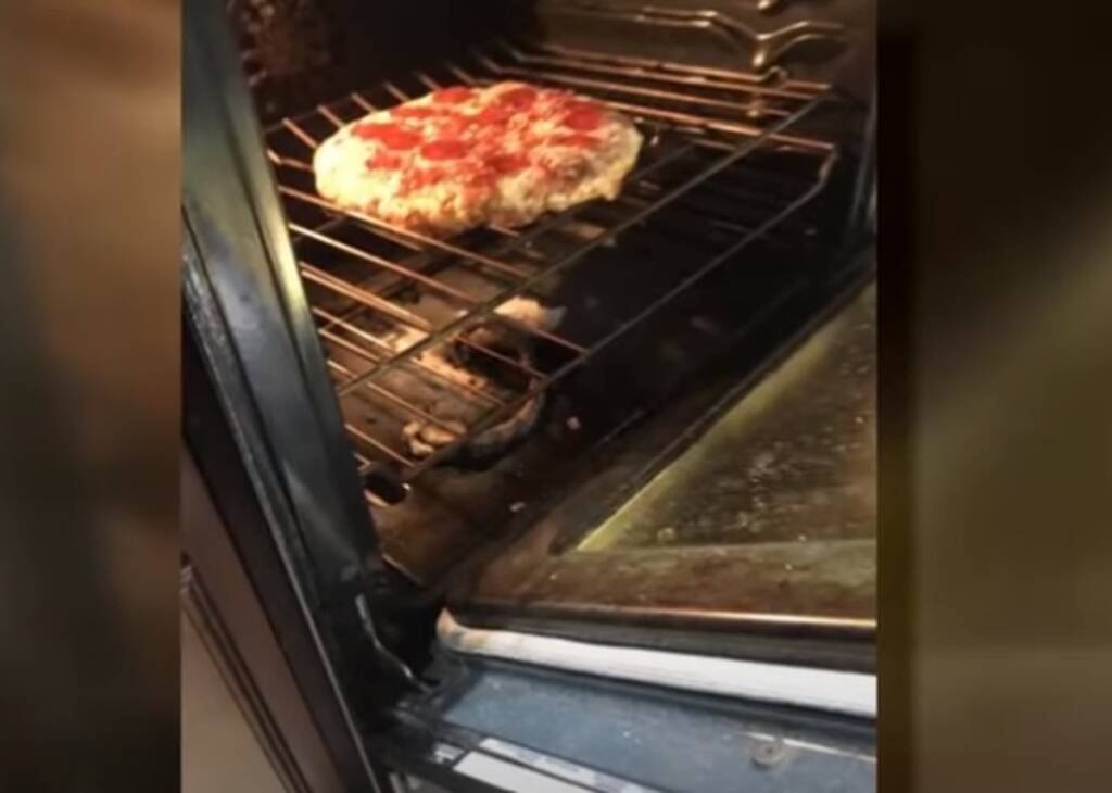 Έψησαν την πίτσα, αλλά έμειναν νηστικοί - «Τρόμαξαν» με αυτό που βρήκαν