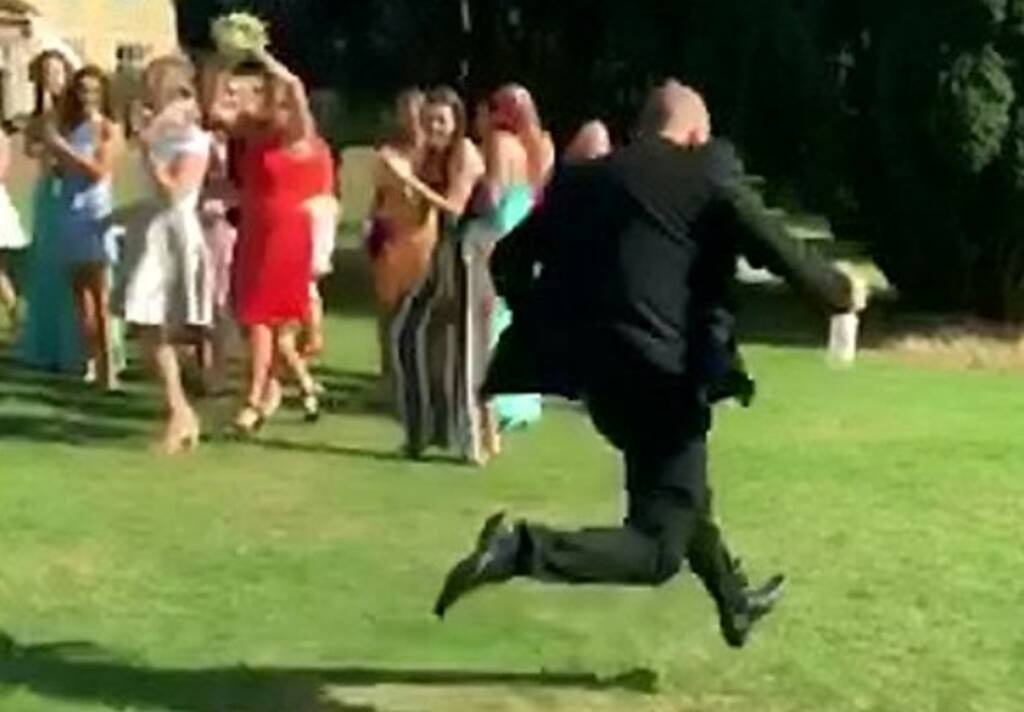 Απίθανο σκηνικό σε γάμο - Έτρεχε να... σωθεί μόλις έπιασε την ανθοδέσμη (photos)
