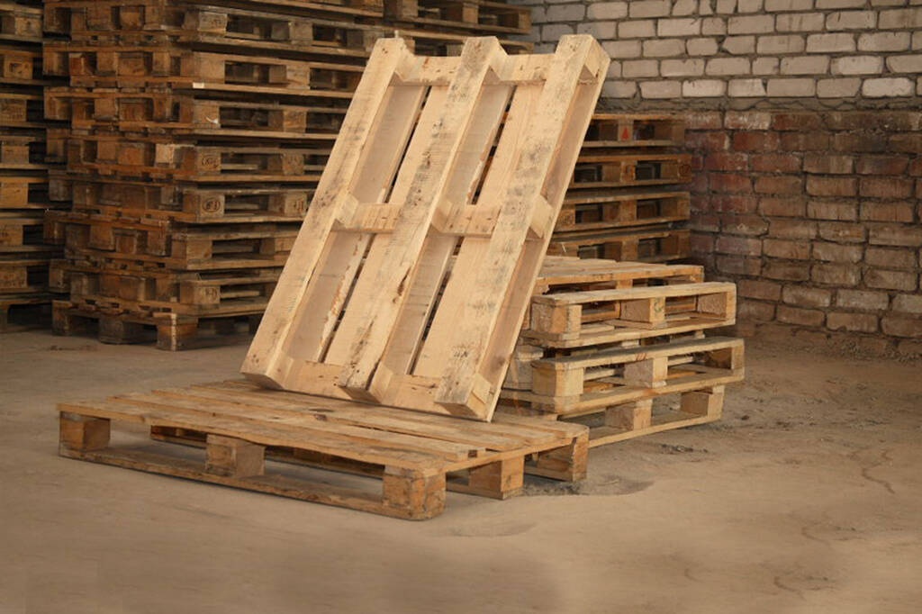 Αγόρασε παλέτες χωρίς λόγο - Δεν πάει το μυαλό σας στο τι έφτιαξε (photos)