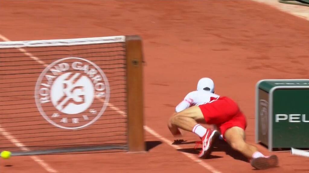 Τσιτσιπάς - Roland Garros: Απίθανο πόντο ο Στέφανος, έριξε στο χώμα τον Τζόκοβιτς (video)