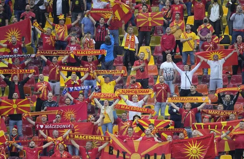 Euro 2020: Ξέφυγαν οι προκλητικοί οι Σκοπιανοί - Κασκόλ με το όνομα «Μακεδονία» στις εξέδρες