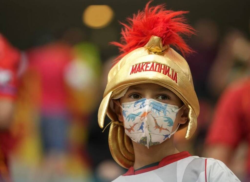 Euro 2020: Ξέφυγαν οι προκλητικοί οι Σκοπιανοί - Κασκόλ με το όνομα «Μακεδονία» στις εξέδρες