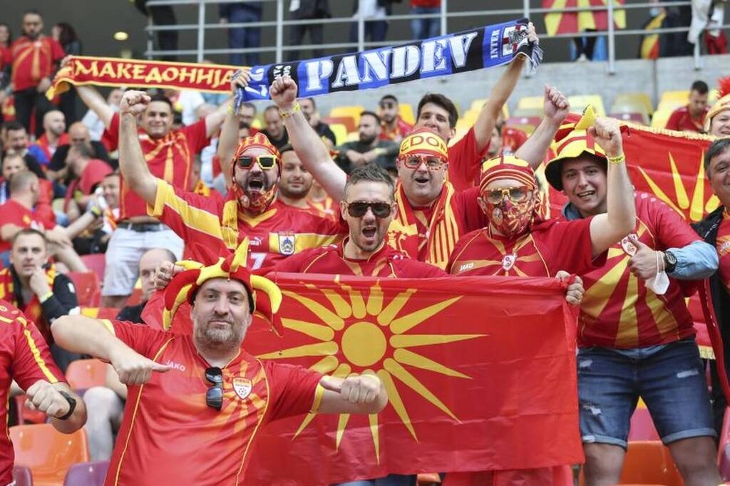 Euro 2020: Ξέφυγαν οι προκλητικοί οι Σκοπιανοί - Κασκόλ με το όνομα «Μακεδονία» στις εξέδρες