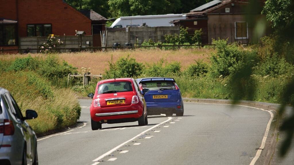 Πήγε να κάνει προσπέρασει - Αυτό που είδε στο διπλανό αμάξι απλά δεν υπάρχει (photos)